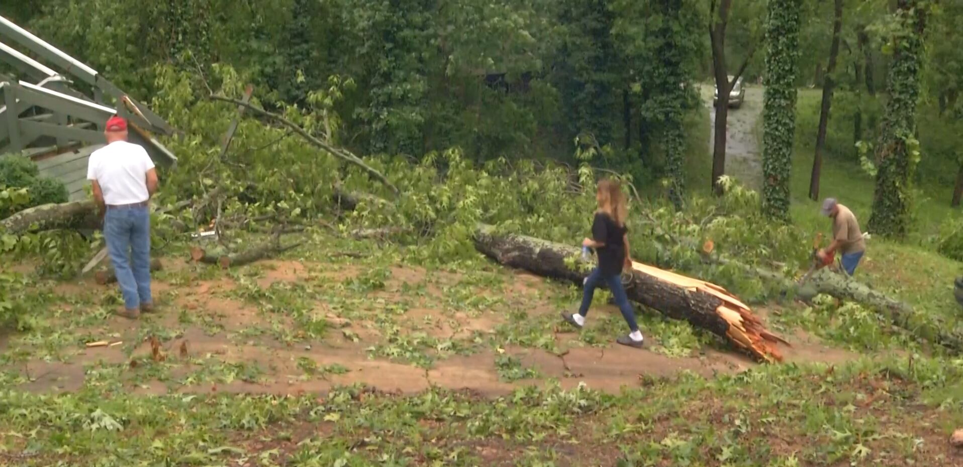 Strong damaging winds destroy several parts of Cassville, Mo. - Vimarsana News